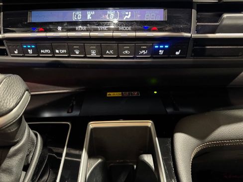 Used 2025 Toyota Sienna Platinum AWD/4WD image 21