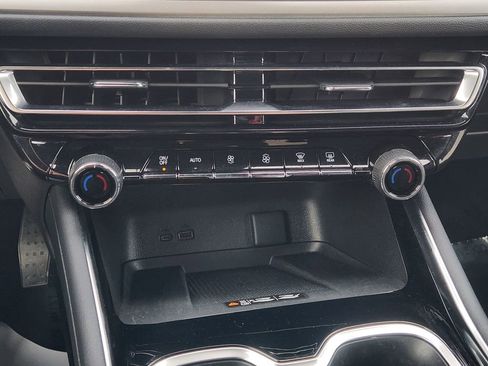 Used 2025 Chevrolet Traverse LT image 19