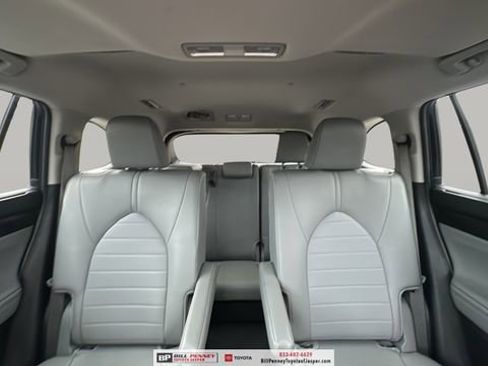 Used 2025 Toyota Highlander XLE image 18