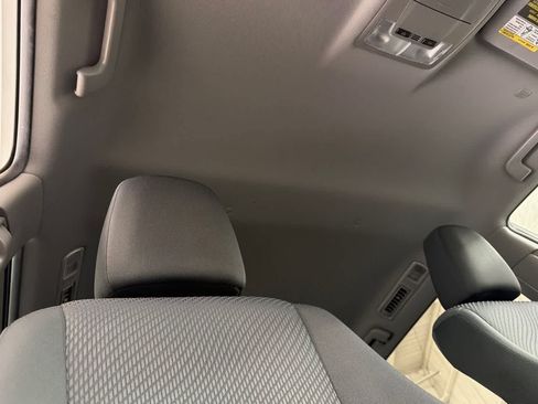 Used 2019 Toyota Highlander LE AWD/4WD image 17