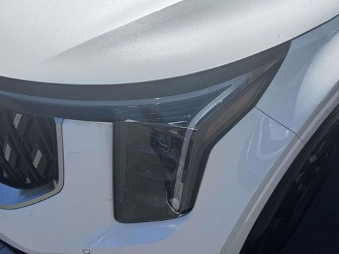 Used 2026 Kia Carnival FWD image 9