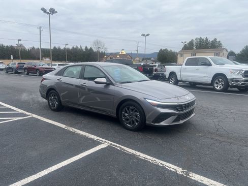 Used 2024 Hyundai Elantra Blue image 9