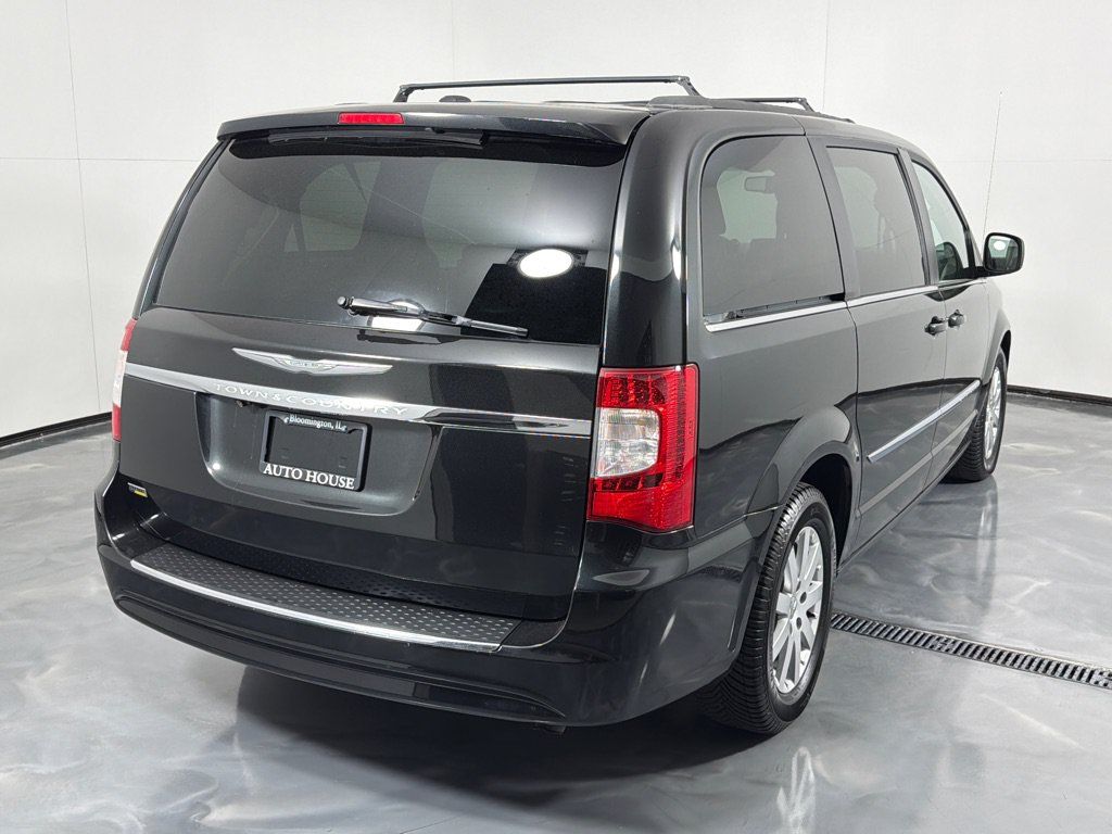 Used 2013 Chrysler Town & Country Touring FWD image 5