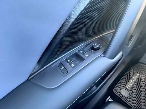 New 2025 Volkswagen Tiguan SE image 13