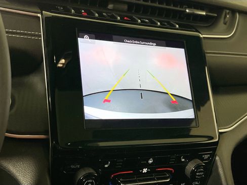 Used 2023 Jeep Grand Cherokee L Laredo image 13