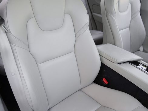 Used 2020 Volvo XC60 T5 Momentum w/ Protection Package FWD image 13