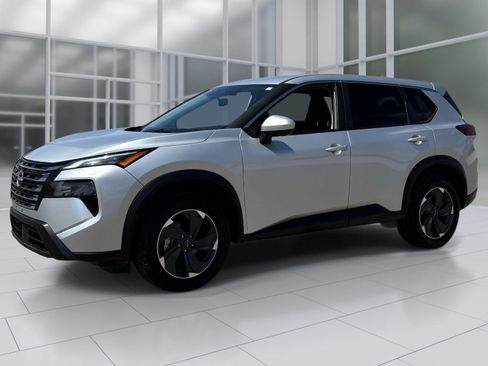 Used 2025 Nissan Rogue SV AWD/4WD image 2