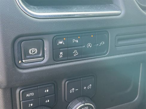 Used 2021 Chevrolet Suburban Z71 w/ Luxury Package image 29