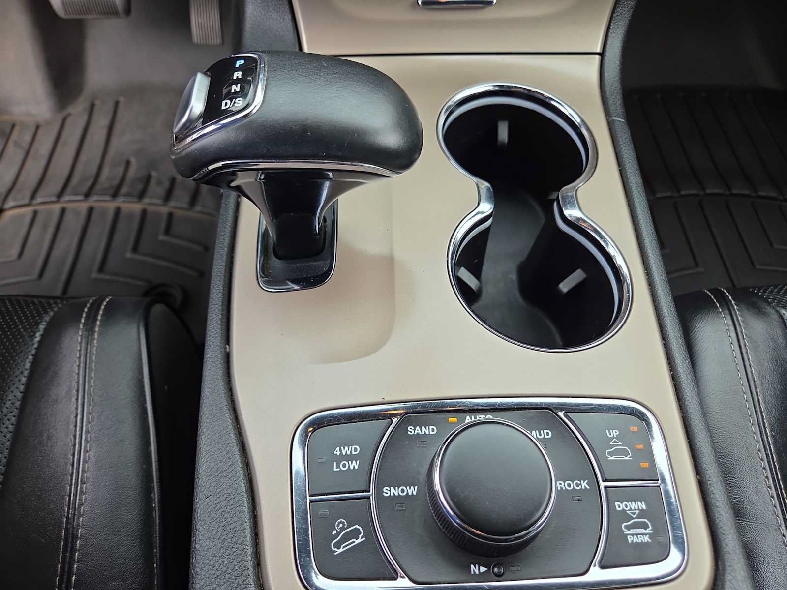 Used 2014 Jeep Grand Cherokee Overland AWD/4WD image 25