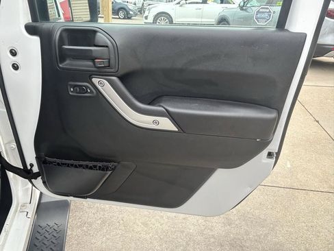 Used 2018 Jeep Wrangler Unlimited Sahara w/ Connectivity Group AWD/4WD image 16