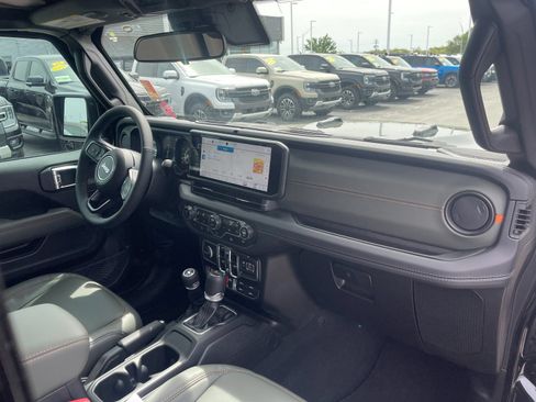 Used 2025 Jeep Gladiator Mojave w/ Convenience Group AWD/4WD image 17