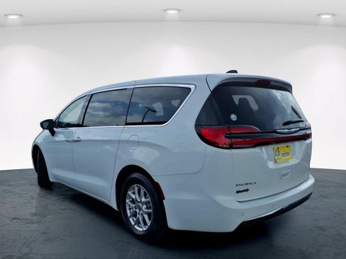 Used 2024 Chrysler Pacifica Touring-L FWD image 10