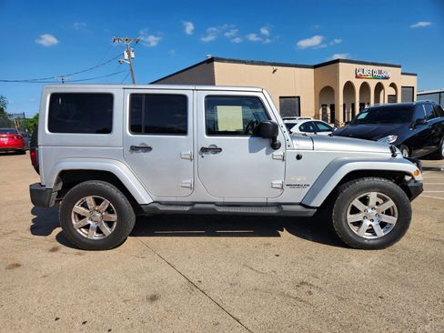 Used 2012 Jeep Wrangler Unlimited Sahara AWD/4WD image 6