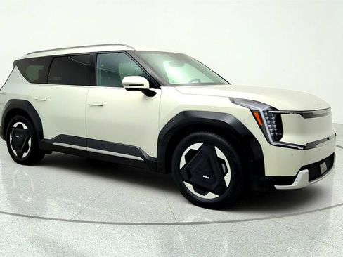 Used 2024 Kia EV9 Land AWD/4WD image 3