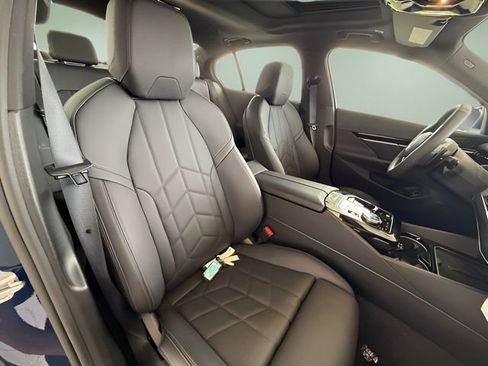 Used 2025 BMW 530i w/ Premium Package image 40