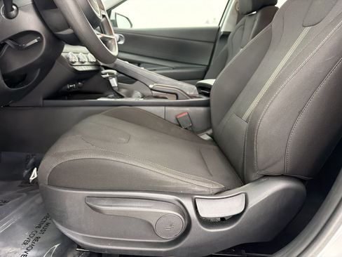 Used 2023 Hyundai Elantra SE FWD image 12