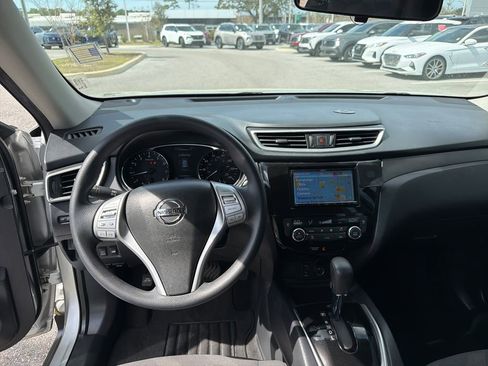 Used 2016 Nissan Rogue SV image 25