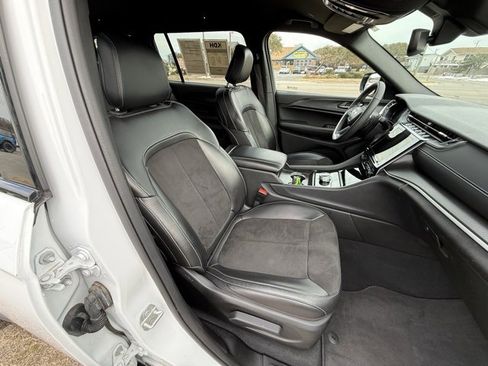 Used 2024 Jeep Grand Cherokee L Laredo image 12