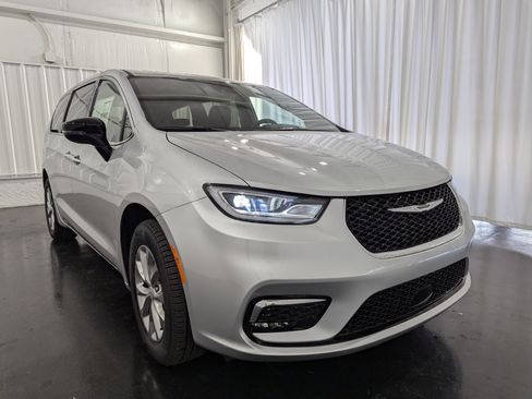 New 2026 Chrysler Pacifica Limited w/ Trailer Tow Group image 5