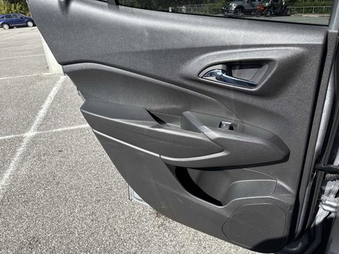 Used 2025 Chevrolet Trax LT w/ Driver Confidence Package image 9