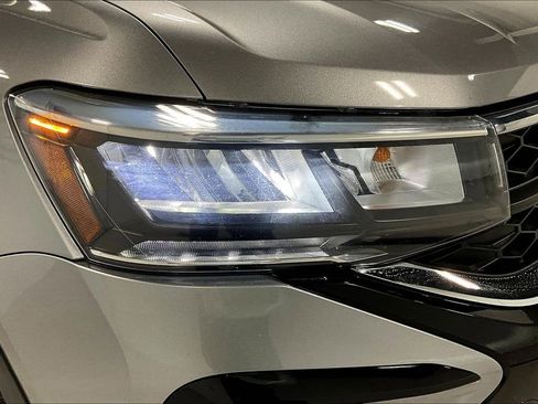 Used 2024 Volkswagen Taos SE image 38