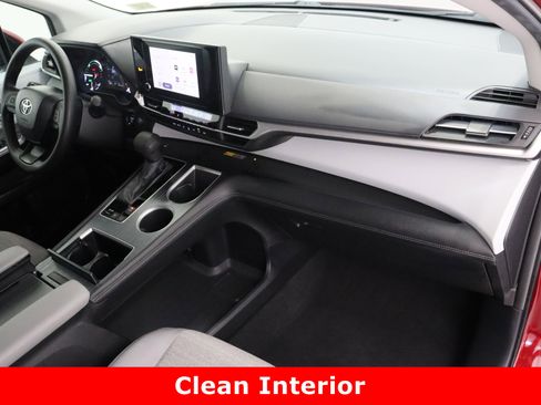 Certified 2025 Toyota Sienna LE image 35
