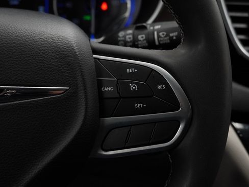 Used 2023 Chrysler Voyager LX image 33