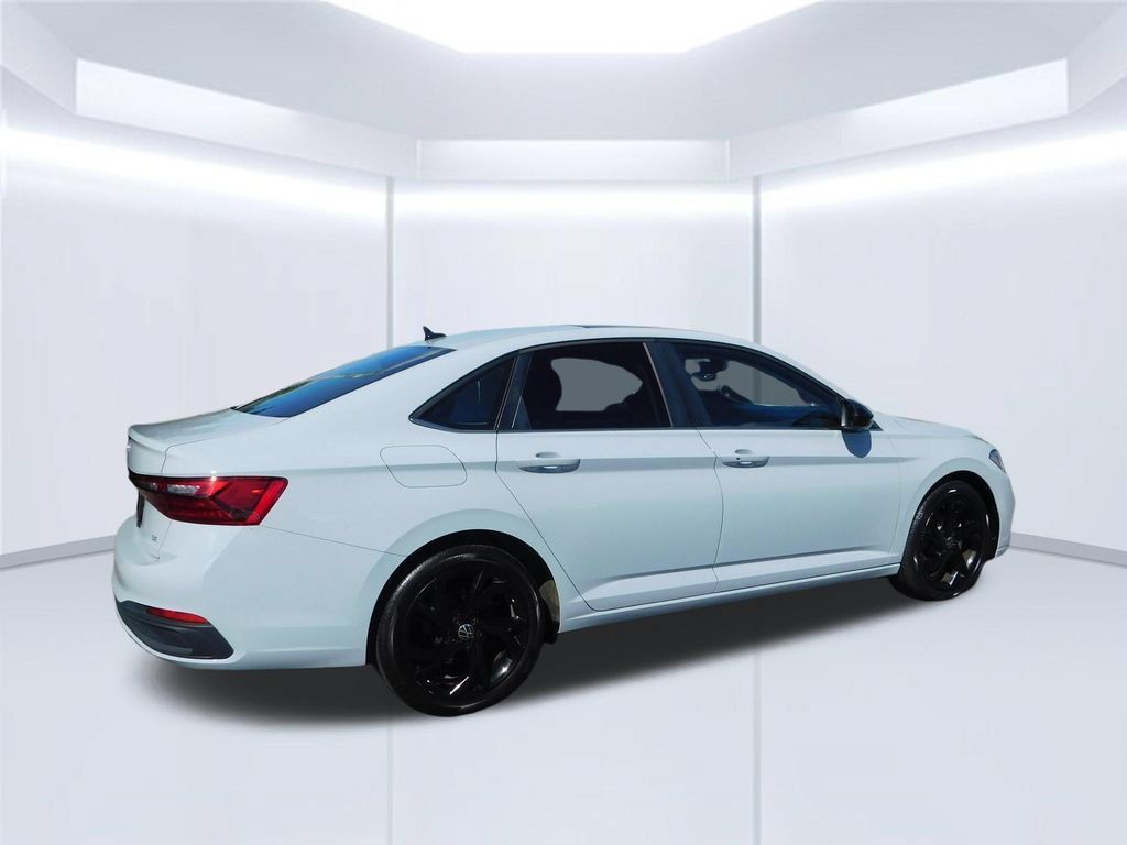 Used 2025 Volkswagen Jetta SE FWD image 3