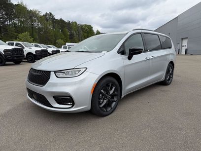 New 2026 Chrysler Pacifica Limited w/ S Appearance Package