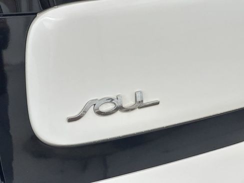 Used 2018 Kia Soul + image 15