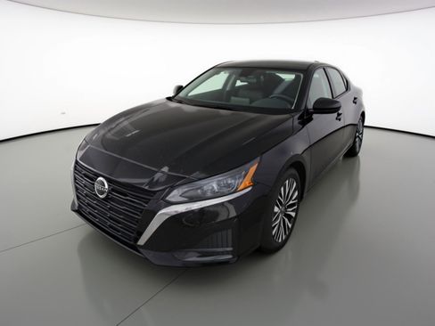 Used 2025 Nissan Altima 2.5 SV image 3