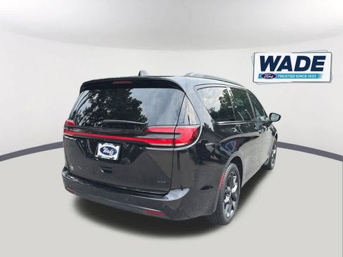 Used 2024 Chrysler Pacifica Touring-L w/ S Appearance Package AWD/4WD image 5