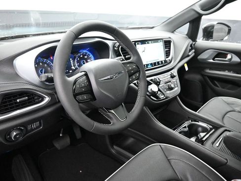 New 2026 Chrysler Pacifica Limited w/ S Appearance Package image 25