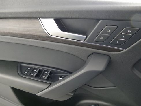 Used 2024 Audi Q5 e Premium w/ Convenience Package image 11