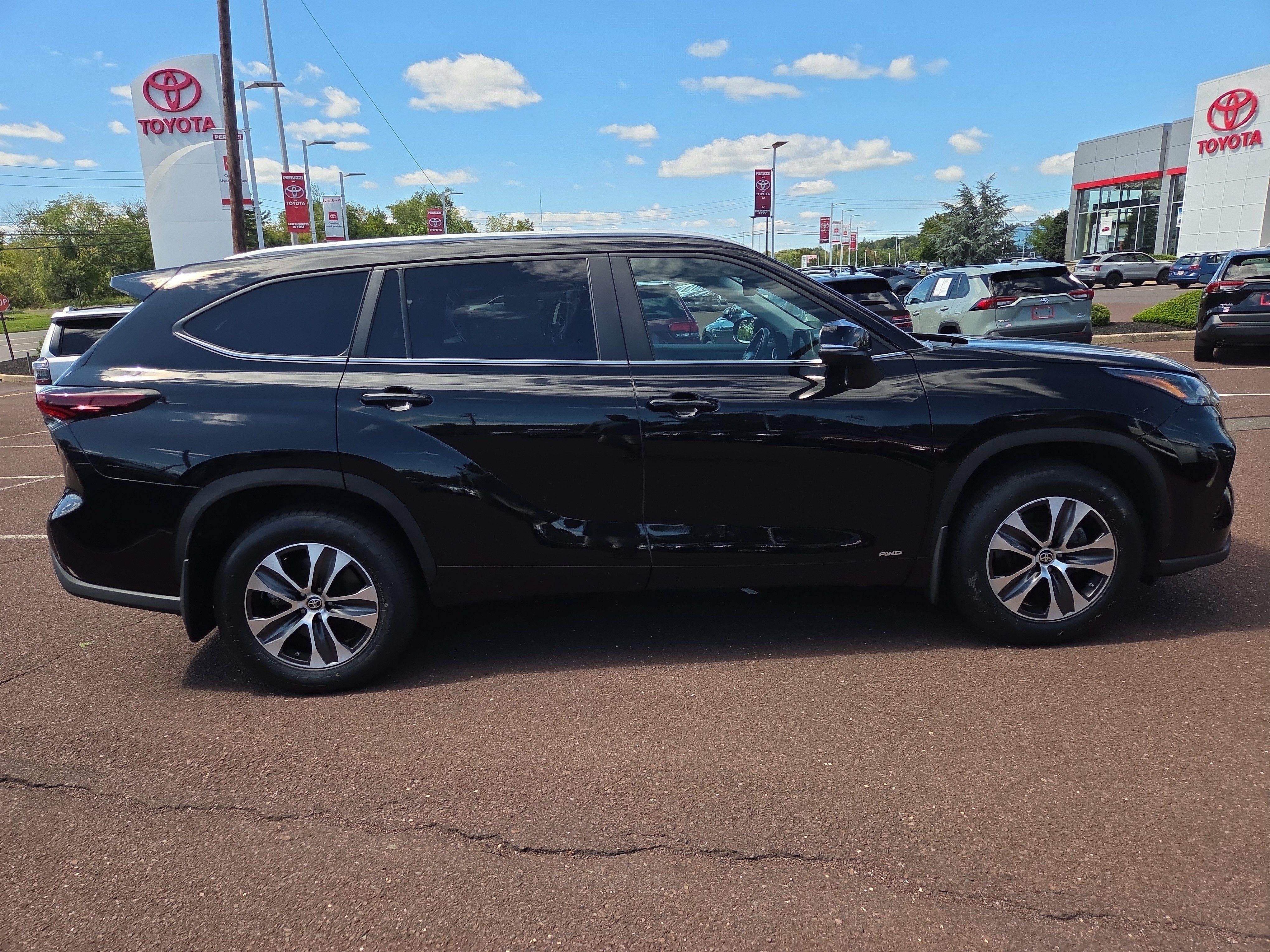 Used 2024 Toyota Highlander XLE AWD/4WD image 2