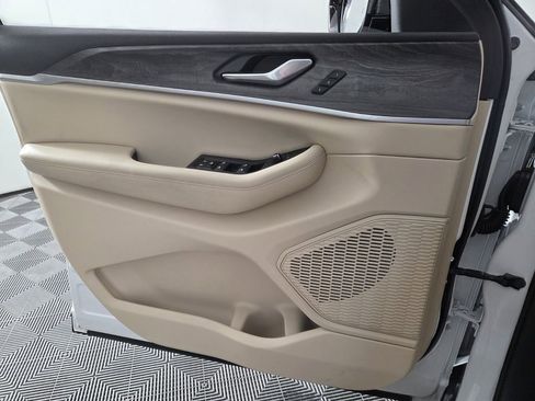 Certified 2025 Jeep Grand Cherokee Limited image 24