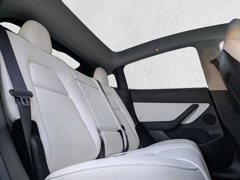 Used 2021 Tesla Model Y Long Range image 22