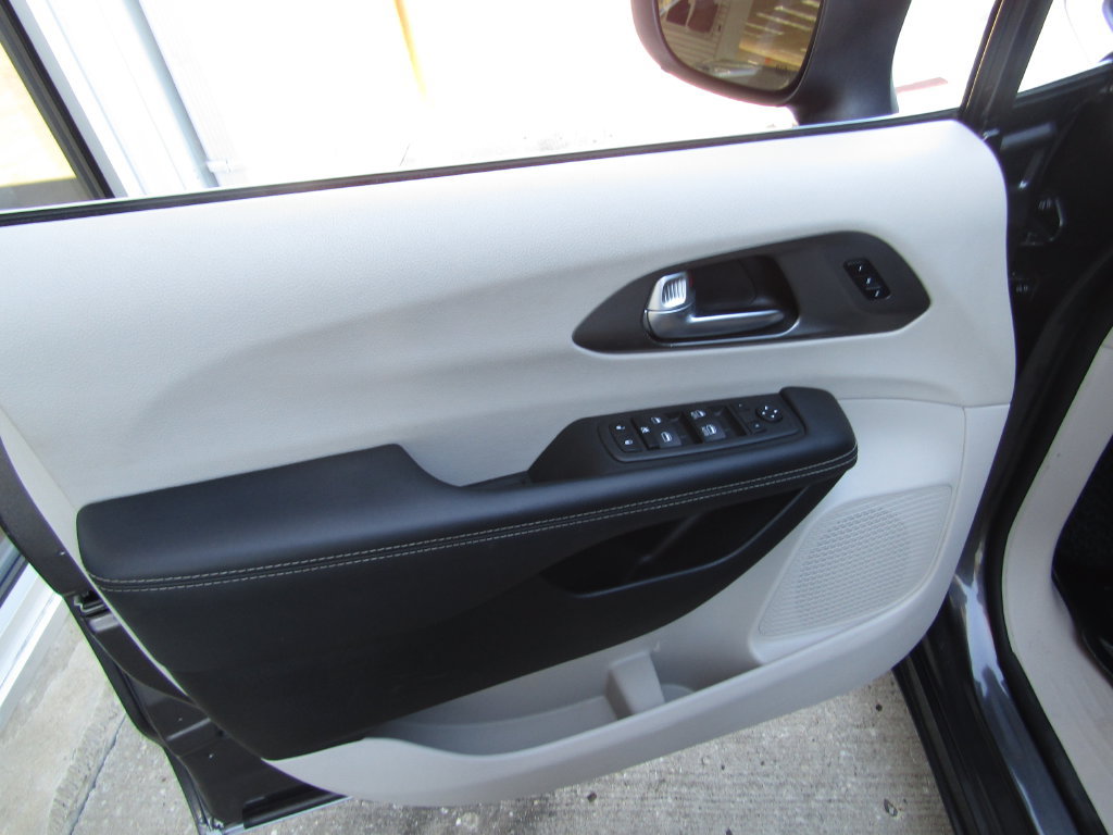 Used 2023 Chrysler Pacifica Touring-L FWD image 22