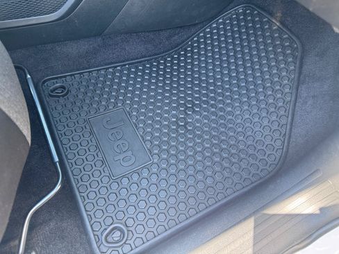 Used 2018 Jeep Cherokee Latitude w/ Cold Weather Group AWD/4WD image 18