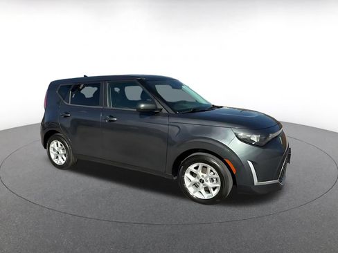 Used 2025 Kia Soul LX w/ LX Technology Package FWD image 2