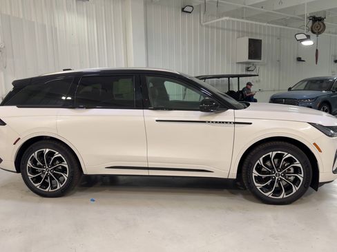 New 2026 Lincoln Nautilus Reserve image 2