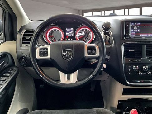 Used 2019 Dodge Grand Caravan SE w/ UConnect Hands-Free Group image 6