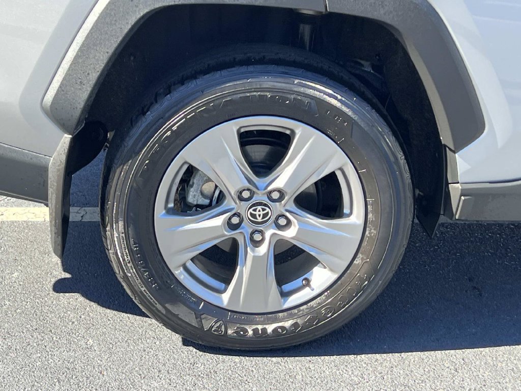 Used 2025 Toyota RAV4 XLE AWD/4WD image 9