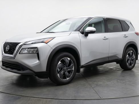 Used 2025 Nissan Rogue SV image 3