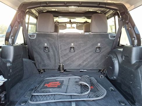 Used 2018 Jeep Wrangler Unlimited Rubicon image 29