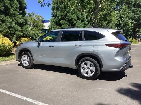Used 2023 Toyota Highlander LE FWD image 7