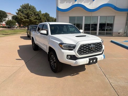 Used 2020 Toyota Tacoma TRD Sport w/ Technology Package AWD/4WD image 3