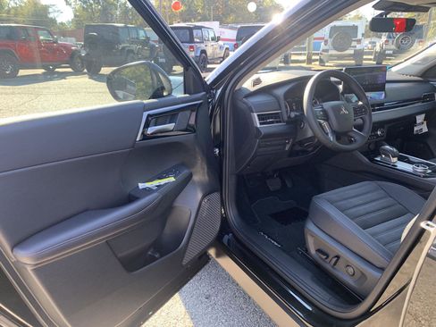 New 2025 Mitsubishi Outlander SE image 8