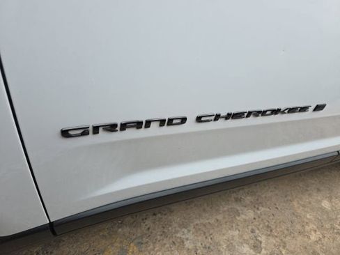 Used 2023 Jeep Grand Cherokee Altitude image 12