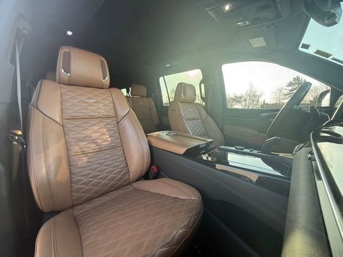 Used 2023 Cadillac Escalade ESV Premium Luxury image 31